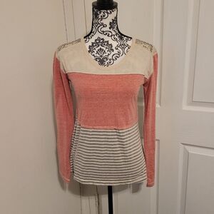 Poof lace back shirt‎